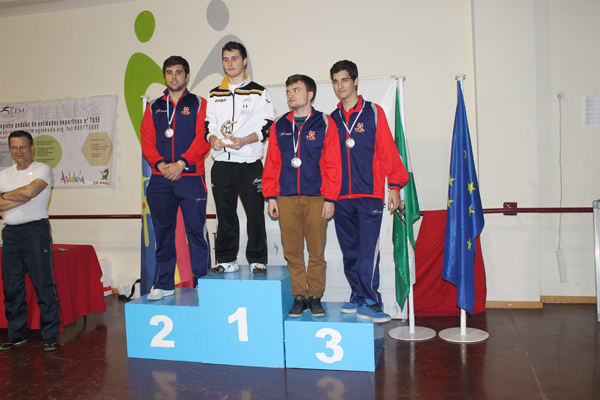 ALEJANDRO CARDENAS (1º IZQUIERDA) MEDALLA DE PLATA Y GONZALO RAMOS Y JOSE MARIA GUTIERREZ 1º Y2º DCHA) COMPARTEN EL BRONCE